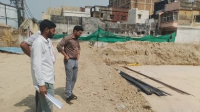 वाराणसी के लहुराबीर में नगर निगम की बांड परियोजना के अंतर्गत बन रहे वाणिज्यिक मार्केट कॉम्प्लेक्स का नगर आयुक्त हिमांशु नागपाल ने निरीक्षण किया। अधिकारियों को निर्माण कार्य गुणवत्ता के साथ तय समय सीमा में पूरा करने और तकनीकी बाधाएं तुरंत दूर करने के निर्देश दिए।