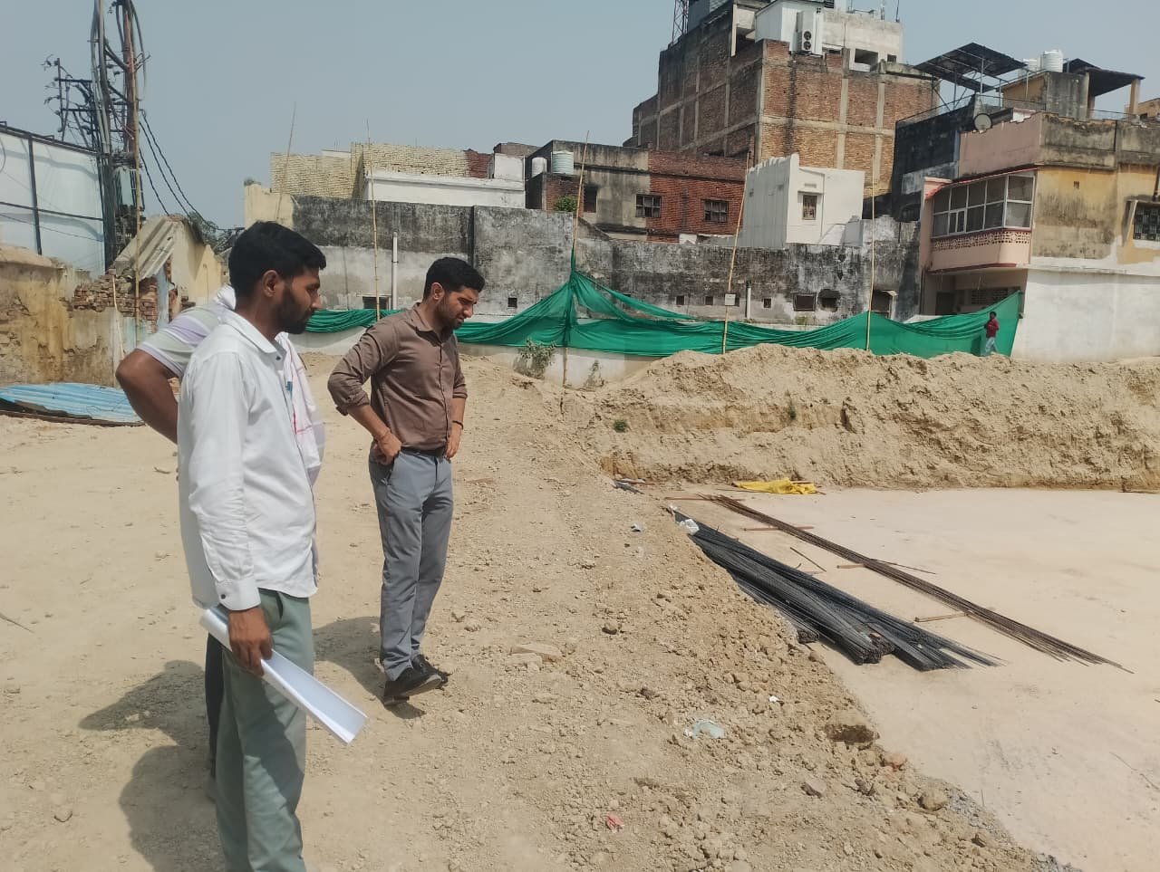 वाराणसी के लहुराबीर में नगर निगम की बांड परियोजना के अंतर्गत बन रहे वाणिज्यिक मार्केट कॉम्प्लेक्स का नगर आयुक्त हिमांशु नागपाल ने निरीक्षण किया। अधिकारियों को निर्माण कार्य गुणवत्ता के साथ तय समय सीमा में पूरा करने और तकनीकी बाधाएं तुरंत दूर करने के निर्देश दिए।
