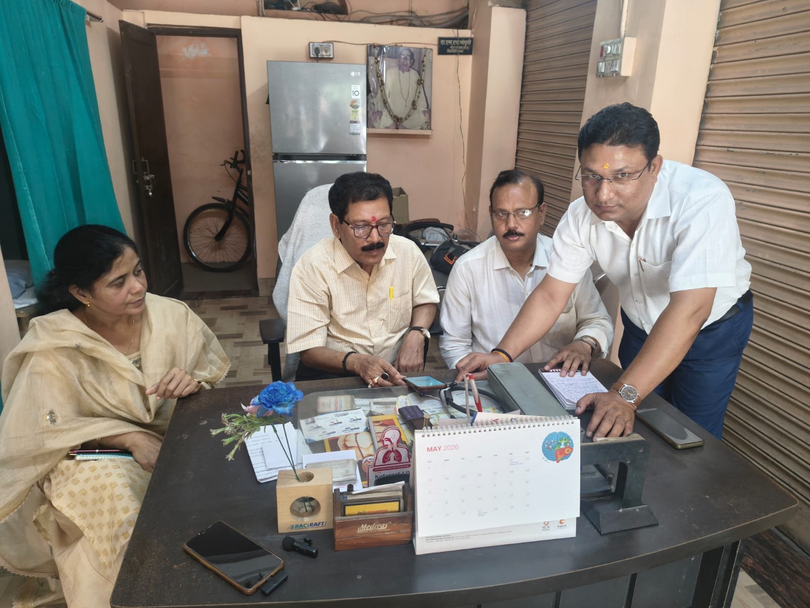 वाराणसी में देश की पहली डिजिटल जनगणना-2026 का शुभारंभ हो गया। महापौर अशोक कुमार तिवारी ने सिगरा स्थित आवास पर ऑनलाइन पोर्टल के जरिए स्वयं और परिवार का विवरण दर्ज कर स्व-गणना प्रक्रिया की शुरुआत की। कैंट विधायक सौरभ श्रीवास्तव ने भी भागीदारी निभाई। नागरिक 21 मई तक पोर्टल पर स्वयं जानकारी भर सकेंगे। प्रशासन ने स्पष्ट किया कि सभी सूचनाएं पूरी तरह सुरक्षित और गोपनीय रहेंगी। यह अभियान स्मार्ट काशी और विकास योजनाओं के लिए महत्वपूर्ण माना जा रहा है।