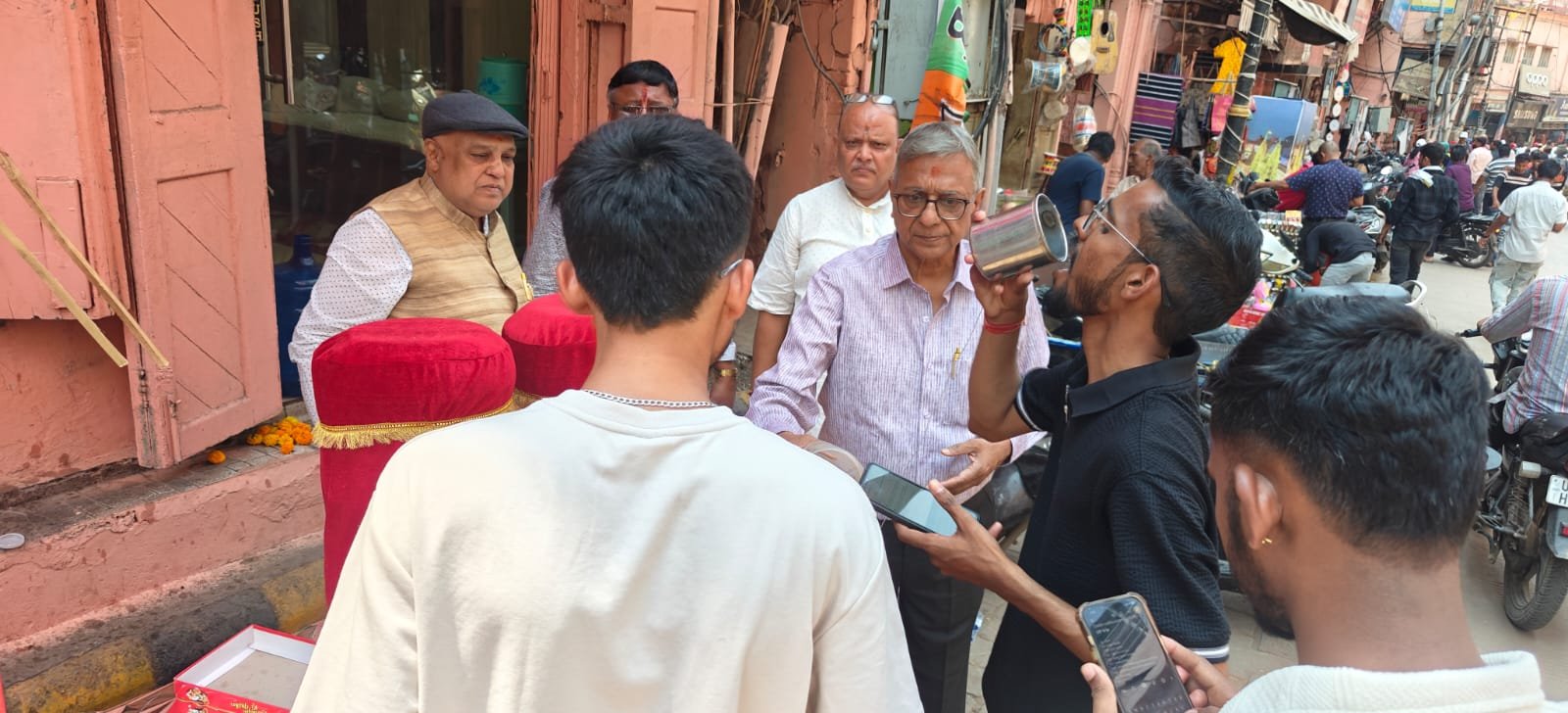 अग्रसेन सेवा संस्थान द्वारा रितिका ज्वेलर्स चौक पर निशुल्क प्याऊ सेवा का शुभारंभ किया गया। संस्था पिछले पांच वर्षों से गर्मी में राहगीरों को शीतल जल उपलब्ध करा रही है। अध्यक्ष संतोष कुमार अग्रवाल के नेतृत्व में यह सेवा 1 मई 2026 से अनवरत जारी रहेगी, जिससे हजारों लोगों को राहत मिलेगी और सेवा भावना को बढ़ावा मिलेगा।