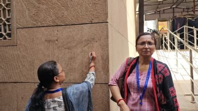 वाराणसी में देश की पहली पूर्णतः डिजिटल जनगणना के तहत मकान सूचीकरण एवं गणना कार्य शुरू हो गया है। बाबा विश्वनाथ मंदिर परिसर से शुरू हुए इस अभियान में 5800 प्रशिक्षित प्रगणक मोबाइल ऐप के जरिए घर-घर जाकर जानकारी जुटाएंगे। जिले को 14 चार्ज क्षेत्रों में बांटा गया है और 20 जून तक हर घर का डिजिटल रिकॉर्ड तैयार किया जाएगा। नगर आयुक्त हिमांशु नागपाल ने नागरिकों से सही जानकारी देकर जनगणना अभियान को सफल बनाने की अपील की है।