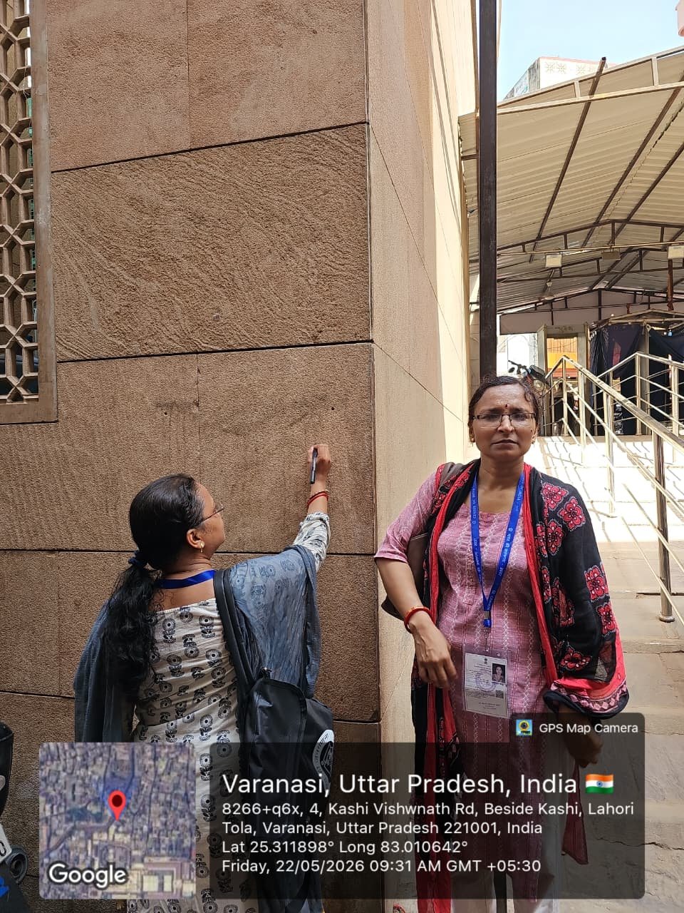 वाराणसी में देश की पहली पूर्णतः डिजिटल जनगणना के तहत मकान सूचीकरण एवं गणना कार्य शुरू हो गया है। बाबा विश्वनाथ मंदिर परिसर से शुरू हुए इस अभियान में 5800 प्रशिक्षित प्रगणक मोबाइल ऐप के जरिए घर-घर जाकर जानकारी जुटाएंगे। जिले को 14 चार्ज क्षेत्रों में बांटा गया है और 20 जून तक हर घर का डिजिटल रिकॉर्ड तैयार किया जाएगा। नगर आयुक्त हिमांशु नागपाल ने नागरिकों से सही जानकारी देकर जनगणना अभियान को सफल बनाने की अपील की है।