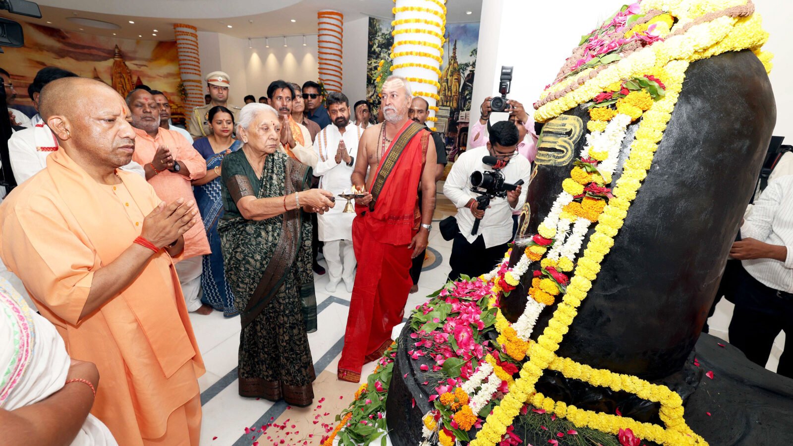 वाराणसी में आयोजित “सोमनाथ संकल्प महोत्सव” में मुख्यमंत्री योगी आदित्यनाथ ने सनातन संस्कृति और भारत की आध्यात्मिक विरासत पर बड़ा बयान दिया। उन्होंने कहा कि विदेशी आक्रांताओं ने मंदिरों को तोड़ने की कोशिश की, लेकिन भारत की आत्मा को नहीं मिटा सके। काशी विश्वनाथ धाम, सोमनाथ मंदिर, अयोध्या और महाकाल कॉरिडोर को भारत के सांस्कृतिक पुनर्जागरण का प्रतीक बताते हुए उन्होंने प्रधानमंत्री नरेंद्र मोदी के नेतृत्व की सराहना की। कार्यक्रम में सांस्कृतिक प्रस्तुतियों ने माहौल को शिवमय बना दिया।