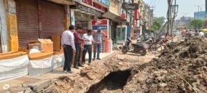 वाराणसी में मानसून से पहले नगर निगम ने नालों पर कब्जा करने वालों के खिलाफ बड़ा अभियान शुरू किया है। रथयात्रा-महमूरगंज मार्ग और साजन तिराहा क्षेत्र में अवैध निर्माण हटाए गए तथा नियम तोड़ने वाले दुकानदारों पर जुर्माना लगाया गया। नगर आयुक्त हिमांशु नागपाल ने साफ कहा है कि नालों पर कब्जा किसी भी हाल में बर्दाश्त नहीं होगा। अभियान के दौरान गहरे नालों की सफाई, सिल्ट हटाने और जलभराव रोकने पर विशेष जोर दिया गया।