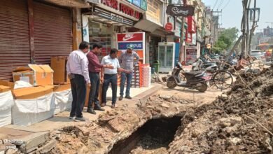 वाराणसी में मानसून से पहले नगर निगम ने नालों पर कब्जा करने वालों के खिलाफ बड़ा अभियान शुरू किया है। रथयात्रा-महमूरगंज मार्ग और साजन तिराहा क्षेत्र में अवैध निर्माण हटाए गए तथा नियम तोड़ने वाले दुकानदारों पर जुर्माना लगाया गया। नगर आयुक्त हिमांशु नागपाल ने साफ कहा है कि नालों पर कब्जा किसी भी हाल में बर्दाश्त नहीं होगा। अभियान के दौरान गहरे नालों की सफाई, सिल्ट हटाने और जलभराव रोकने पर विशेष जोर दिया गया।