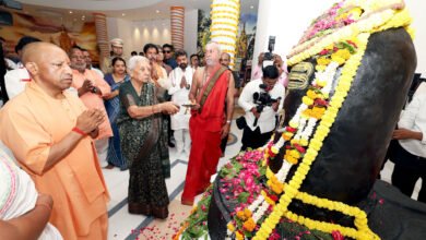 वाराणसी में आयोजित “सोमनाथ संकल्प महोत्सव” में मुख्यमंत्री योगी आदित्यनाथ ने सनातन संस्कृति और भारत की आध्यात्मिक विरासत पर बड़ा बयान दिया। उन्होंने कहा कि विदेशी आक्रांताओं ने मंदिरों को तोड़ने की कोशिश की, लेकिन भारत की आत्मा को नहीं मिटा सके। काशी विश्वनाथ धाम, सोमनाथ मंदिर, अयोध्या और महाकाल कॉरिडोर को भारत के सांस्कृतिक पुनर्जागरण का प्रतीक बताते हुए उन्होंने प्रधानमंत्री नरेंद्र मोदी के नेतृत्व की सराहना की। कार्यक्रम में सांस्कृतिक प्रस्तुतियों ने माहौल को शिवमय बना दिया।