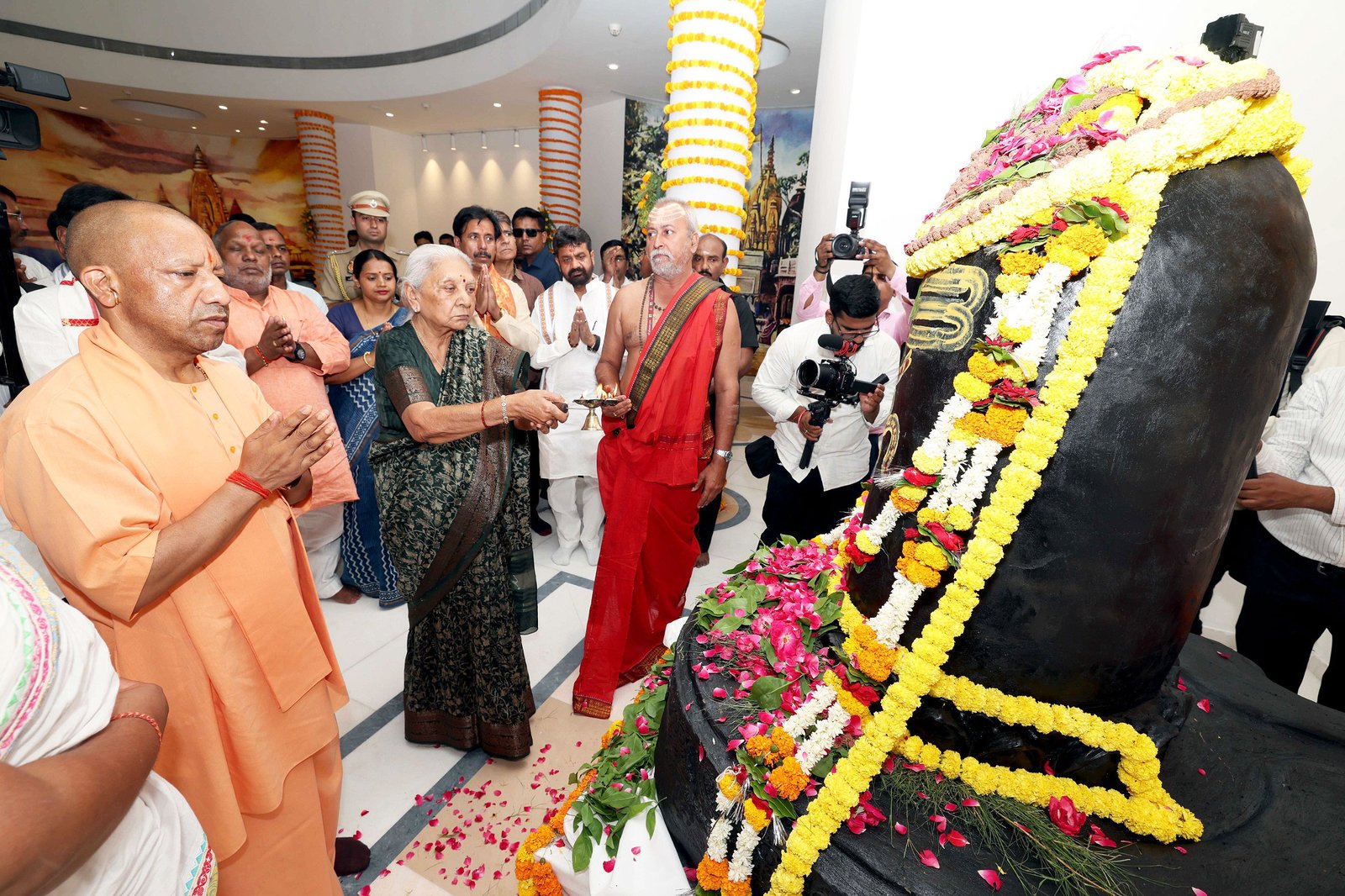 वाराणसी में आयोजित “सोमनाथ संकल्प महोत्सव” में मुख्यमंत्री योगी आदित्यनाथ ने सनातन संस्कृति और भारत की आध्यात्मिक विरासत पर बड़ा बयान दिया। उन्होंने कहा कि विदेशी आक्रांताओं ने मंदिरों को तोड़ने की कोशिश की, लेकिन भारत की आत्मा को नहीं मिटा सके। काशी विश्वनाथ धाम, सोमनाथ मंदिर, अयोध्या और महाकाल कॉरिडोर को भारत के सांस्कृतिक पुनर्जागरण का प्रतीक बताते हुए उन्होंने प्रधानमंत्री नरेंद्र मोदी के नेतृत्व की सराहना की। कार्यक्रम में सांस्कृतिक प्रस्तुतियों ने माहौल को शिवमय बना दिया।