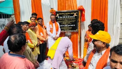 महापौर अशोक कुमार तिवारी ने तुलसीपुर एवं दानियालपुर वार्ड में नए नलकूप और एचडीपीई पाइपलाइन परियोजनाओं का शिलान्यास किया। करीब 192 लाख रुपये की लागत से होने वाले इन विकास कार्यों से क्षेत्रवासियों को शुद्ध पेयजल उपलब्ध होगा और लंबे समय से चली आ रही जल संकट की समस्या से राहत मिलेगी।