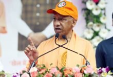 Yogi Adityanath ने लखनऊ में आयोजित अखिल भारतीय पुलिस बैडमिंटन क्लस्टर प्रतियोगिता में खिलाड़ियों के बीच पहुंचकर अलग अंदाज दिखाया। मुख्यमंत्री ने खुद बैडमिंटन कोर्ट में उतरकर खिलाड़ियों का उत्साह बढ़ाया और कहा कि खेल जीवन में अनुशासन, संघर्ष और कभी हार न मानने की सीख देता है। इस प्रतियोगिता में देशभर की पुलिस और पैरामिलिट्री फोर्स के करीब 1400 खिलाड़ी हिस्सा ले रहे हैं, जिससे खेल संस्कृति को नया मंच मिला है।