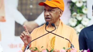 Yogi Adityanath ने लखनऊ में आयोजित अखिल भारतीय पुलिस बैडमिंटन क्लस्टर प्रतियोगिता में खिलाड़ियों के बीच पहुंचकर अलग अंदाज दिखाया। मुख्यमंत्री ने खुद बैडमिंटन कोर्ट में उतरकर खिलाड़ियों का उत्साह बढ़ाया और कहा कि खेल जीवन में अनुशासन, संघर्ष और कभी हार न मानने की सीख देता है। इस प्रतियोगिता में देशभर की पुलिस और पैरामिलिट्री फोर्स के करीब 1400 खिलाड़ी हिस्सा ले रहे हैं, जिससे खेल संस्कृति को नया मंच मिला है।