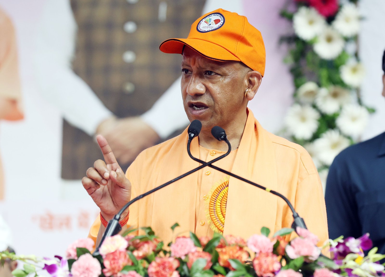 Yogi Adityanath ने लखनऊ में आयोजित अखिल भारतीय पुलिस बैडमिंटन क्लस्टर प्रतियोगिता में खिलाड़ियों के बीच पहुंचकर अलग अंदाज दिखाया। मुख्यमंत्री ने खुद बैडमिंटन कोर्ट में उतरकर खिलाड़ियों का उत्साह बढ़ाया और कहा कि खेल जीवन में अनुशासन, संघर्ष और कभी हार न मानने की सीख देता है। इस प्रतियोगिता में देशभर की पुलिस और पैरामिलिट्री फोर्स के करीब 1400 खिलाड़ी हिस्सा ले रहे हैं, जिससे खेल संस्कृति को नया मंच मिला है।