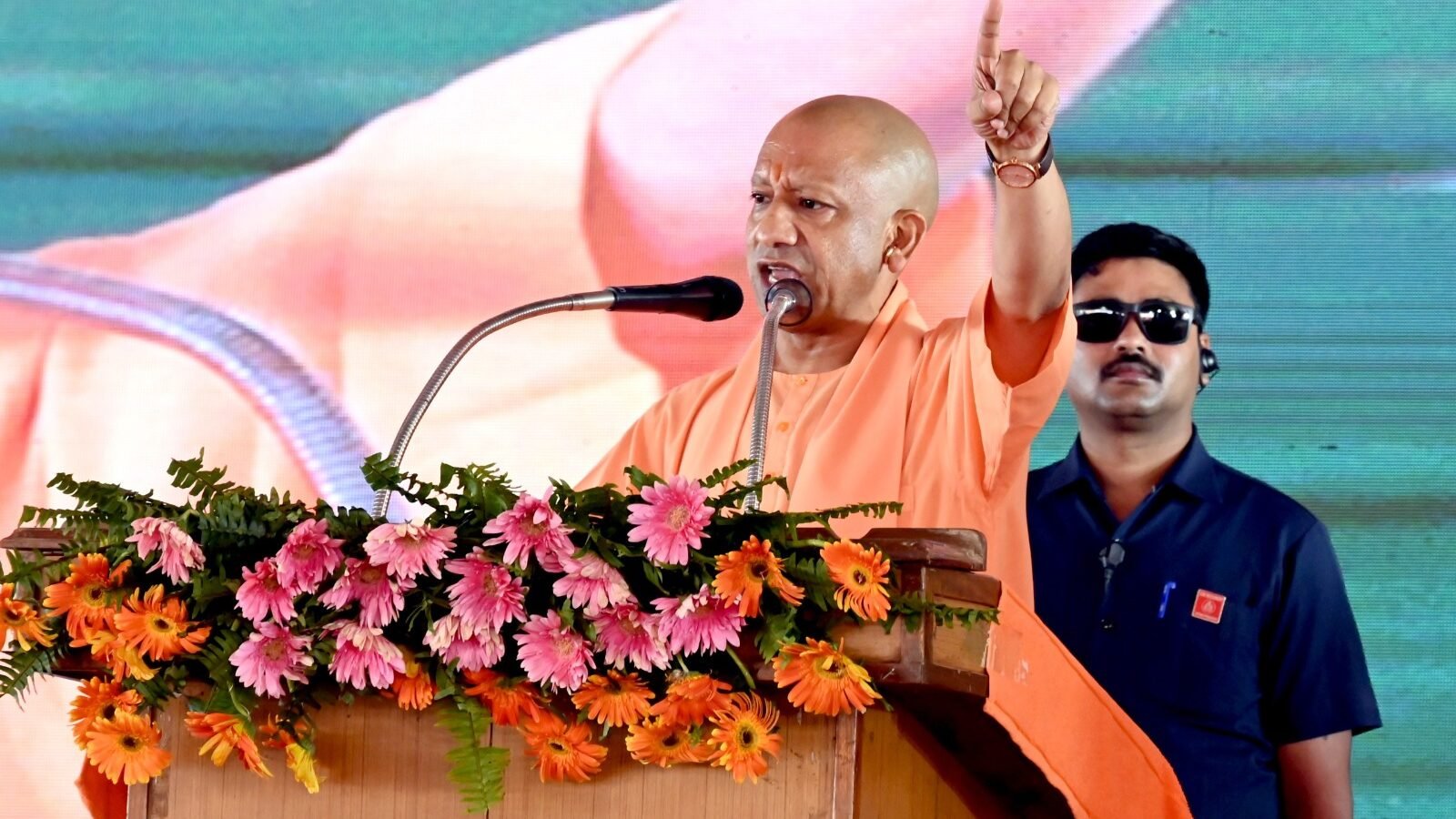 मऊ दौरे पर मुख्यमंत्री योगी आदित्यनाथ ने 392 करोड़ रुपये से अधिक लागत की 114 विकास परियोजनाओं का लोकार्पण एवं शिलान्यास किया। उन्होंने कहा कि प्रदेश में अब माफिया, गुंडों और उपद्रवियों के लिए कोई स्थान नहीं है तथा धार्मिक आयोजनों में व्यवधान डालने वालों के खिलाफ सख्त कार्रवाई होगी। मुख्यमंत्री ने कानून व्यवस्था, गरीब कल्याण, किसानों, युवाओं और महिलाओं के उत्थान के लिए सरकार की उपलब्धियां गिनाईं तथा घोसी चीनी मिल के विस्तार और मेडिकल कॉलेज परियोजना का भी उल्लेख किया।