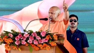 मऊ दौरे पर मुख्यमंत्री योगी आदित्यनाथ ने 392 करोड़ रुपये से अधिक लागत की 114 विकास परियोजनाओं का लोकार्पण एवं शिलान्यास किया। उन्होंने कहा कि प्रदेश में अब माफिया, गुंडों और उपद्रवियों के लिए कोई स्थान नहीं है तथा धार्मिक आयोजनों में व्यवधान डालने वालों के खिलाफ सख्त कार्रवाई होगी। मुख्यमंत्री ने कानून व्यवस्था, गरीब कल्याण, किसानों, युवाओं और महिलाओं के उत्थान के लिए सरकार की उपलब्धियां गिनाईं तथा घोसी चीनी मिल के विस्तार और मेडिकल कॉलेज परियोजना का भी उल्लेख किया।