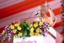 सहारनपुर पहुंचे मुख्यमंत्री Yogi Adityanath ने विपक्ष पर तीखा हमला बोलते हुए कहा कि उत्तर प्रदेश में अब तुष्टीकरण नहीं, बल्कि संतुष्टिकरण की राजनीति हो रही है। उन्होंने कहा कि डबल इंजन सरकार ने पश्चिमी उत्तर प्रदेश की तस्वीर और तकदीर बदल दी है। सहारनपुर में 2,131 करोड़ रुपये की 325 विकास परियोजनाओं का शिलान्यास और लोकार्पण करते हुए मुख्यमंत्री ने एक्सप्रेसवे, एयरपोर्ट, स्पोर्ट्स कॉलेज, इंडस्ट्रियल हब और मां शाकम्भरी धाम विकास कार्यों को प्रदेश की नई पहचान बताया।