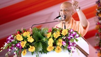 सहारनपुर पहुंचे मुख्यमंत्री Yogi Adityanath ने विपक्ष पर तीखा हमला बोलते हुए कहा कि उत्तर प्रदेश में अब तुष्टीकरण नहीं, बल्कि संतुष्टिकरण की राजनीति हो रही है। उन्होंने कहा कि डबल इंजन सरकार ने पश्चिमी उत्तर प्रदेश की तस्वीर और तकदीर बदल दी है। सहारनपुर में 2,131 करोड़ रुपये की 325 विकास परियोजनाओं का शिलान्यास और लोकार्पण करते हुए मुख्यमंत्री ने एक्सप्रेसवे, एयरपोर्ट, स्पोर्ट्स कॉलेज, इंडस्ट्रियल हब और मां शाकम्भरी धाम विकास कार्यों को प्रदेश की नई पहचान बताया।