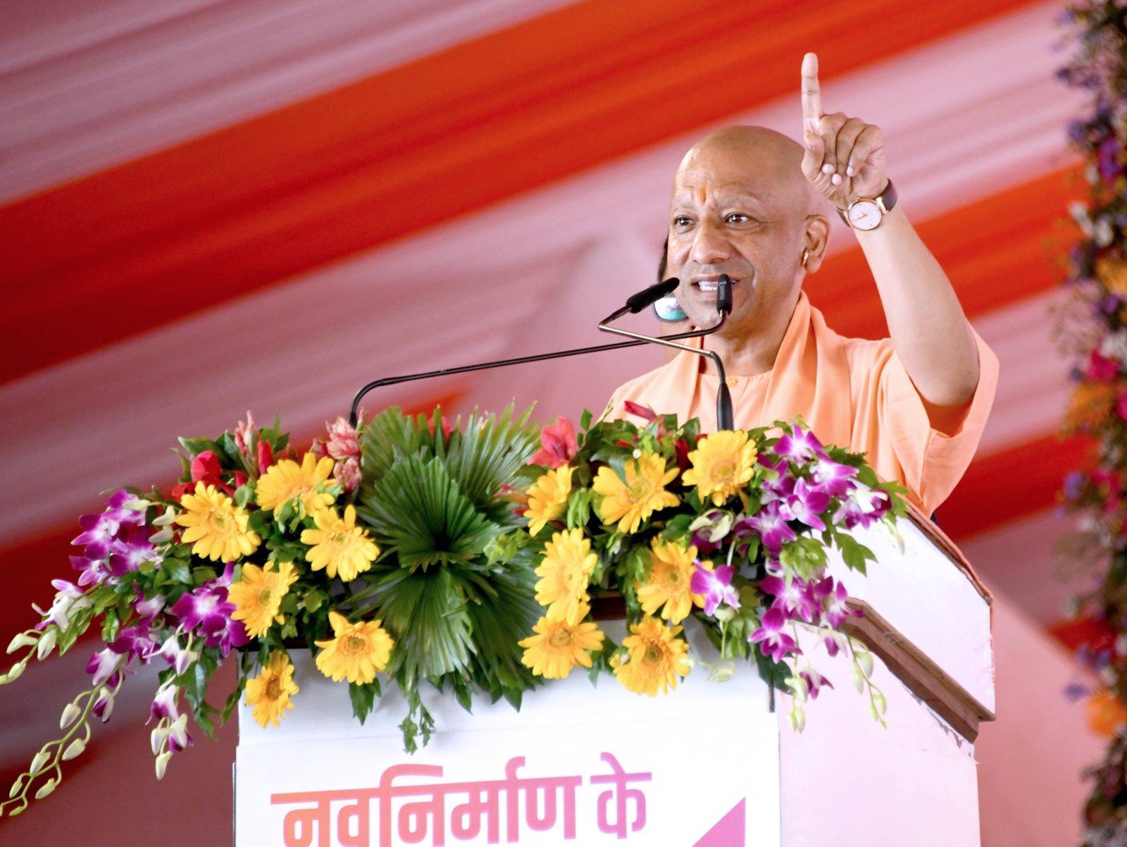 सहारनपुर पहुंचे मुख्यमंत्री Yogi Adityanath ने विपक्ष पर तीखा हमला बोलते हुए कहा कि उत्तर प्रदेश में अब तुष्टीकरण नहीं, बल्कि संतुष्टिकरण की राजनीति हो रही है। उन्होंने कहा कि डबल इंजन सरकार ने पश्चिमी उत्तर प्रदेश की तस्वीर और तकदीर बदल दी है। सहारनपुर में 2,131 करोड़ रुपये की 325 विकास परियोजनाओं का शिलान्यास और लोकार्पण करते हुए मुख्यमंत्री ने एक्सप्रेसवे, एयरपोर्ट, स्पोर्ट्स कॉलेज, इंडस्ट्रियल हब और मां शाकम्भरी धाम विकास कार्यों को प्रदेश की नई पहचान बताया।