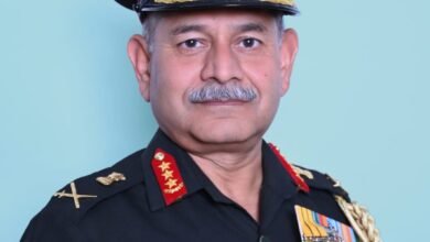 नई दिल्ली में आयोजित संवाद कार्यक्रम में सेना प्रमुख जनरल उपेंद्र द्विवेदी ने पाकिस्तान को सख्त चेतावनी देते हुए कहा कि यदि वह आतंकवादियों को संरक्षण देता रहा, तो उसे तय करना होगा कि वह विश्व मानचित्र पर बना रहना चाहता है या इतिहास बनना। उन्होंने स्पष्ट किया कि भारत अब सीमा पार आतंकवाद पर किसी भी उकसावे का करारा और निर्णायक जवाब देने के लिए पूरी तरह तैयार है। ऑपरेशन सिंदूर को उन्होंने केवल “ट्रेलर” बताया।