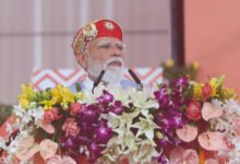 सूरत में 18,800 करोड़ रुपये की विकास परियोजनाओं के लोकार्पण एवं शिलान्यास के दौरान प्रधानमंत्री नरेंद्र मोदी ने कांग्रेस पर तीखा हमला बोला। उन्होंने कहा कि कांग्रेस अराजकता और अनिश्चितता की राजनीति कर रही है, जबकि जनता विकास और सुशासन का समर्थन कर रही है। पीएम मोदी ने कर्नाटक में मुख्यमंत्री परिवर्तन को कांग्रेस के प्रति जनता की नाराजगी का परिणाम बताया। उन्होंने आत्मनिर्भर भारत, ऊर्जा सुरक्षा, स्वच्छता और विकसित भारत के संकल्प को देश की प्राथमिकता बताया।