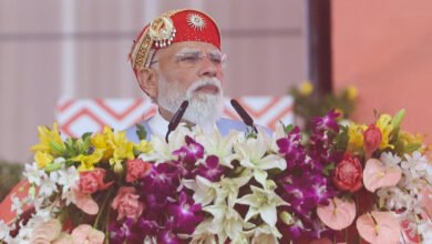 सूरत में 18,800 करोड़ रुपये की विकास परियोजनाओं के लोकार्पण एवं शिलान्यास के दौरान प्रधानमंत्री नरेंद्र मोदी ने कांग्रेस पर तीखा हमला बोला। उन्होंने कहा कि कांग्रेस अराजकता और अनिश्चितता की राजनीति कर रही है, जबकि जनता विकास और सुशासन का समर्थन कर रही है। पीएम मोदी ने कर्नाटक में मुख्यमंत्री परिवर्तन को कांग्रेस के प्रति जनता की नाराजगी का परिणाम बताया। उन्होंने आत्मनिर्भर भारत, ऊर्जा सुरक्षा, स्वच्छता और विकसित भारत के संकल्प को देश की प्राथमिकता बताया।