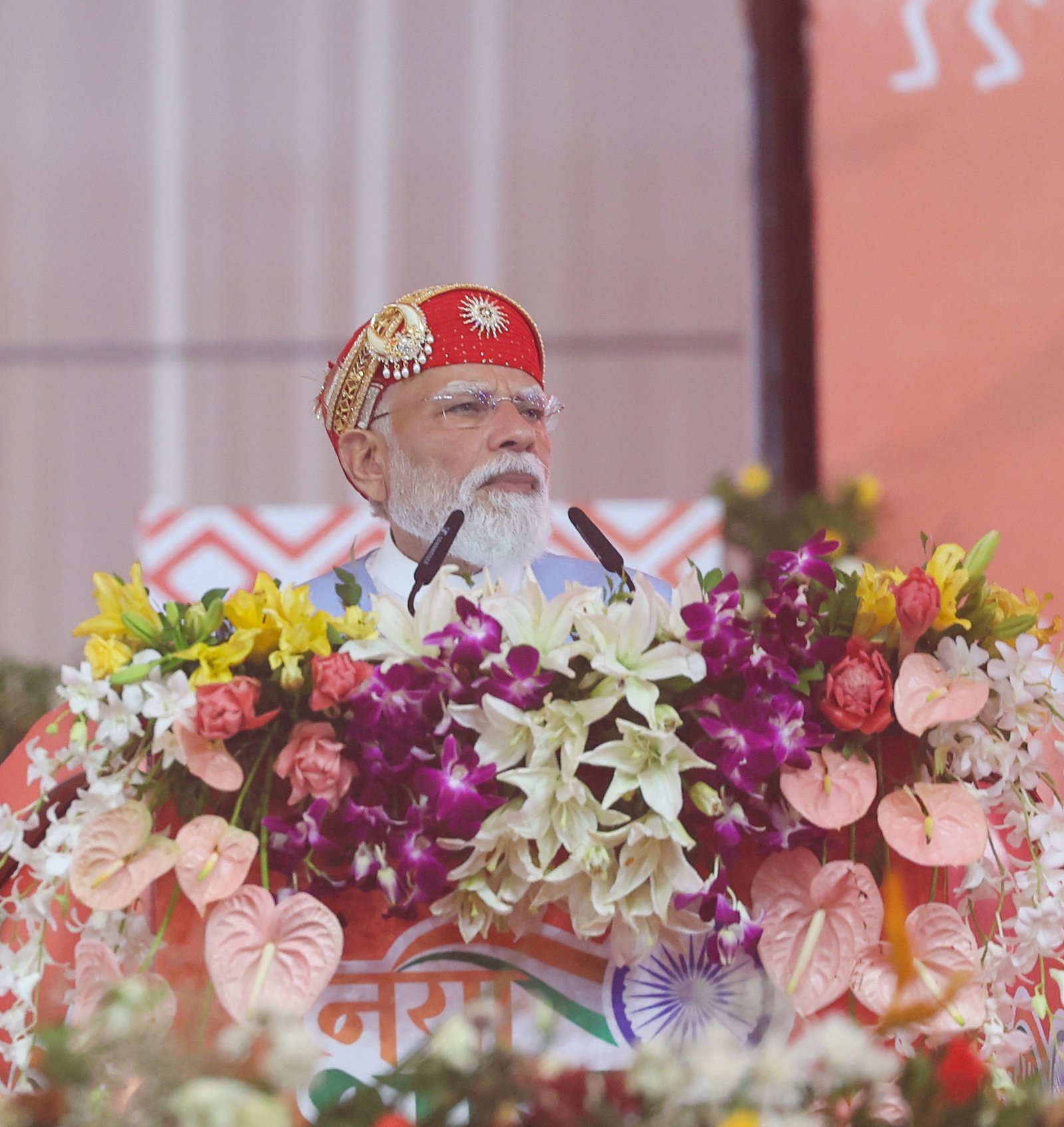 सूरत में 18,800 करोड़ रुपये की विकास परियोजनाओं के लोकार्पण एवं शिलान्यास के दौरान प्रधानमंत्री नरेंद्र मोदी ने कांग्रेस पर तीखा हमला बोला। उन्होंने कहा कि कांग्रेस अराजकता और अनिश्चितता की राजनीति कर रही है, जबकि जनता विकास और सुशासन का समर्थन कर रही है। पीएम मोदी ने कर्नाटक में मुख्यमंत्री परिवर्तन को कांग्रेस के प्रति जनता की नाराजगी का परिणाम बताया। उन्होंने आत्मनिर्भर भारत, ऊर्जा सुरक्षा, स्वच्छता और विकसित भारत के संकल्प को देश की प्राथमिकता बताया।