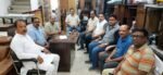 वाराणसी फर्नीचर एवं फर्निशिंग व्यापार मंडल की बैठक में व्यापारियों ने बिजली बिल और पेट्रोल-डीजल की बढ़ती कीमतों पर चिंता व्यक्त की। व्यापारियों का कहना है कि उत्पादन एवं परिवहन लागत बढ़ने से कारोबार प्रभावित हो रहा है। संगठन ने सरकार से बिजली दरों और ईंधन कीमतों पर नियंत्रण तथा व्यापारियों को राहत देने की मांग की।