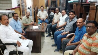 वाराणसी फर्नीचर एवं फर्निशिंग व्यापार मंडल की बैठक में व्यापारियों ने बिजली बिल और पेट्रोल-डीजल की बढ़ती कीमतों पर चिंता व्यक्त की। व्यापारियों का कहना है कि उत्पादन एवं परिवहन लागत बढ़ने से कारोबार प्रभावित हो रहा है। संगठन ने सरकार से बिजली दरों और ईंधन कीमतों पर नियंत्रण तथा व्यापारियों को राहत देने की मांग की।