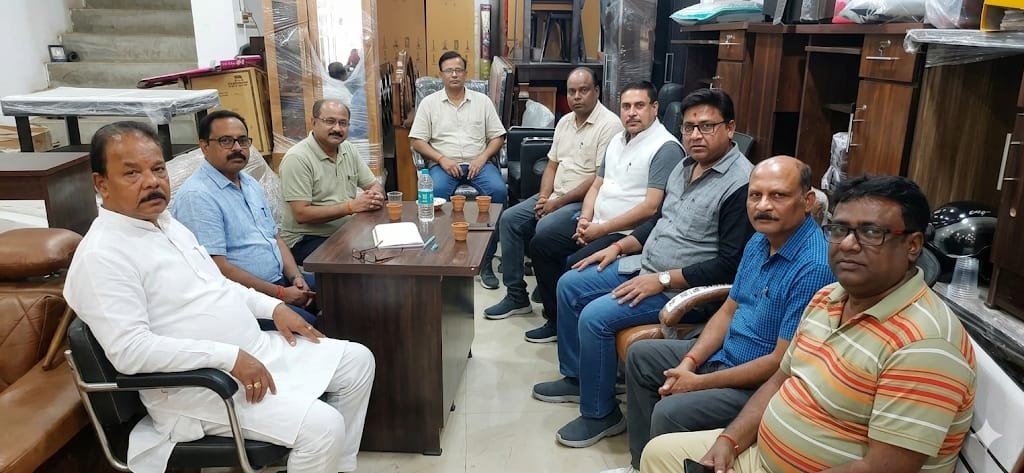 वाराणसी फर्नीचर एवं फर्निशिंग व्यापार मंडल की बैठक में व्यापारियों ने बिजली बिल और पेट्रोल-डीजल की बढ़ती कीमतों पर चिंता व्यक्त की। व्यापारियों का कहना है कि उत्पादन एवं परिवहन लागत बढ़ने से कारोबार प्रभावित हो रहा है। संगठन ने सरकार से बिजली दरों और ईंधन कीमतों पर नियंत्रण तथा व्यापारियों को राहत देने की मांग की।