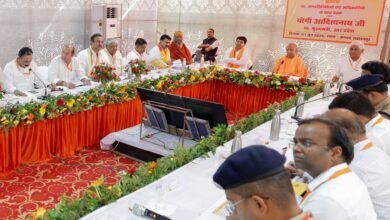 सहारनपुर दौरे पर मुख्यमंत्री योगी आदित्यनाथ ने बाबा भूरा देव मंदिर और मां शाकम्भरी देवी मंदिर में पूजा-अर्चना के बाद शाकम्भरी देवी खोल में अचानक आए जलप्रवाह से हुई दुर्घटना की समीक्षा की। उन्होंने जनहानि व आर्थिक नुकसान का आकलन कर प्रभावितों को मुआवजा देने, श्रद्धालुओं की सुविधाएं बढ़ाने तथा एलिवेटेड रोड निर्माण को शीघ्र पूरा करने के निर्देश दिए। मुख्यमंत्री ने आपदा प्रबंधन, सुरक्षा व्यवस्था और तकनीक आधारित अलर्ट सिस्टम को भी मजबूत बनाने पर जोर दिया।