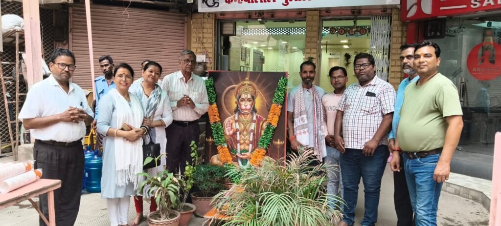 वाराणसी के चौक क्षेत्र में बड़ा मंगल के पावन अवसर पर सामाजिक संस्था संकल्प एवं बाबा गणिनाथ भक्त मण्डल, काशी द्वारा आम पन्ना सेवा का आयोजन किया गया। भीषण गर्मी के बीच श्रद्धालुओं, राहगीरों और स्थानीय नागरिकों को शीतल आम पन्ना वितरित कर मानव सेवा का संदेश दिया गया। आयोजन में सेवा, समर्पण और परोपकार की भावना देखने को मिली। उपस्थित लोगों ने इस पहल की सराहना करते हुए इसे समाज में सद्भाव और सकारात्मक ऊर्जा बढ़ाने वाला प्रयास बताया।