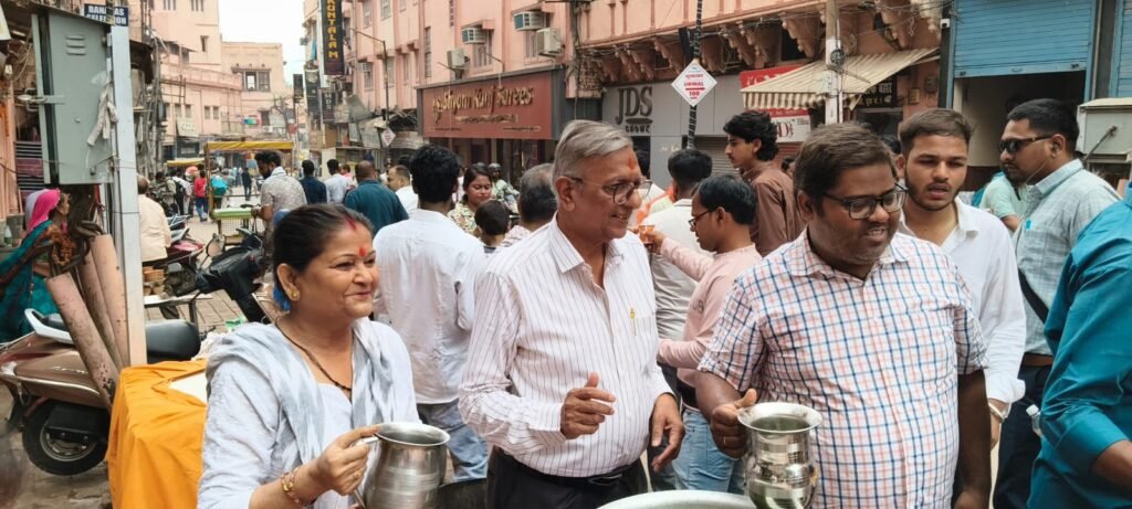 संकल्प एवं बाबा गणिनाथ भक्त मण्डल के संयुक्त प्रयास से श्रद्धालुओं, राहगीरों और स्थानीय नागरिकों को वितरित किया गया शीतल प्रसाद, मानव सेवा का दिया संदेश