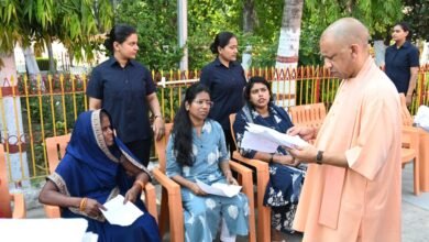 गोरखपुर के गोरखनाथ मंदिर में आयोजित जनता दर्शन में मुख्यमंत्री योगी आदित्यनाथ ने करीब 200 लोगों की समस्याएं सुनीं और अधिकारियों को उनके त्वरित एवं संतोषजनक निस्तारण के निर्देश दिए। उन्होंने कहा कि सरकार की सभी कल्याणकारी योजनाओं का लाभ हर पात्र व्यक्ति तक पहुंचना चाहिए। गंभीर बीमारियों के इलाज के लिए आर्थिक सहायता का भरोसा देते हुए उन्होंने स्पष्ट कहा कि धन के अभाव में किसी का इलाज नहीं रुकेगा। भूमि कब्जा और फर्जी प्रमाण पत्र मामलों में भी सख्त कार्रवाई के निर्देश दिए गए।