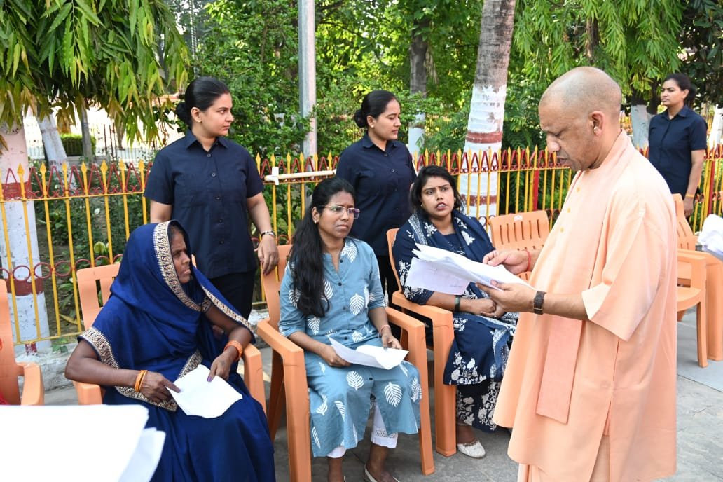 गोरखपुर के गोरखनाथ मंदिर में आयोजित जनता दर्शन में मुख्यमंत्री योगी आदित्यनाथ ने करीब 200 लोगों की समस्याएं सुनीं और अधिकारियों को उनके त्वरित एवं संतोषजनक निस्तारण के निर्देश दिए। उन्होंने कहा कि सरकार की सभी कल्याणकारी योजनाओं का लाभ हर पात्र व्यक्ति तक पहुंचना चाहिए। गंभीर बीमारियों के इलाज के लिए आर्थिक सहायता का भरोसा देते हुए उन्होंने स्पष्ट कहा कि धन के अभाव में किसी का इलाज नहीं रुकेगा। भूमि कब्जा और फर्जी प्रमाण पत्र मामलों में भी सख्त कार्रवाई के निर्देश दिए गए।