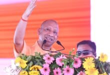 कुशीनगर दौरे पर मुख्यमंत्री योगी आदित्यनाथ ने ₹424 करोड़ से अधिक की 278 विकास परियोजनाओं का लोकार्पण एवं शिलान्यास किया। उन्होंने कहा कि पहले उत्तर प्रदेश कट्टा-बम और अराजकता के लिए जाना जाता था, जबकि आज ब्रह्मोस मिसाइल निर्माण और विकास की नई पहचान बना है। मुख्यमंत्री ने इंसेफेलाइटिस, माफिया राज और पिछड़ेपन पर सरकार की उपलब्धियां गिनाते हुए कुशीनगर को मेडिकल कॉलेज, अंतरराष्ट्रीय एयरपोर्ट और कृषि विश्वविद्यालय जैसी सुविधाओं से सशक्त बनाने का दावा किया।
