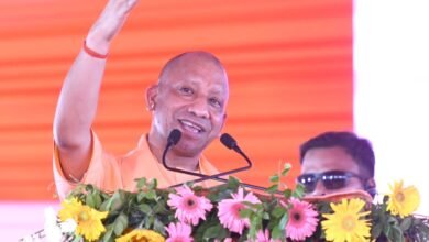 कुशीनगर दौरे पर मुख्यमंत्री योगी आदित्यनाथ ने ₹424 करोड़ से अधिक की 278 विकास परियोजनाओं का लोकार्पण एवं शिलान्यास किया। उन्होंने कहा कि पहले उत्तर प्रदेश कट्टा-बम और अराजकता के लिए जाना जाता था, जबकि आज ब्रह्मोस मिसाइल निर्माण और विकास की नई पहचान बना है। मुख्यमंत्री ने इंसेफेलाइटिस, माफिया राज और पिछड़ेपन पर सरकार की उपलब्धियां गिनाते हुए कुशीनगर को मेडिकल कॉलेज, अंतरराष्ट्रीय एयरपोर्ट और कृषि विश्वविद्यालय जैसी सुविधाओं से सशक्त बनाने का दावा किया।
