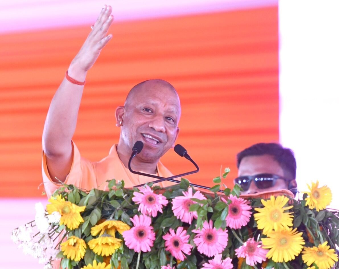 कुशीनगर दौरे पर मुख्यमंत्री योगी आदित्यनाथ ने ₹424 करोड़ से अधिक की 278 विकास परियोजनाओं का लोकार्पण एवं शिलान्यास किया। उन्होंने कहा कि पहले उत्तर प्रदेश कट्टा-बम और अराजकता के लिए जाना जाता था, जबकि आज ब्रह्मोस मिसाइल निर्माण और विकास की नई पहचान बना है। मुख्यमंत्री ने इंसेफेलाइटिस, माफिया राज और पिछड़ेपन पर सरकार की उपलब्धियां गिनाते हुए कुशीनगर को मेडिकल कॉलेज, अंतरराष्ट्रीय एयरपोर्ट और कृषि विश्वविद्यालय जैसी सुविधाओं से सशक्त बनाने का दावा किया।