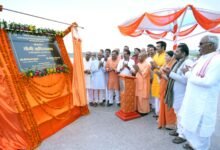 गोरखपुर में मुख्यमंत्री योगी आदित्यनाथ ने 20 करोड़ रुपये से विकसित चिलुआताल पर्यटन परियोजना का लोकार्पण किया। उन्होंने घोषणा की कि चिलुआताल को रामगढ़ताल की तर्ज पर ईको टूरिज्म, वाटर स्पोर्ट्स और 20 मेगावाट फ्लोटिंग सोलर एनर्जी हब के रूप में विकसित किया जाएगा। मुख्यमंत्री ने तालाबों के संरक्षण, स्वच्छता, पौधरोपण और योग अभियान पर जोर देते हुए नागरिकों से सार्वजनिक संपत्तियों की रक्षा तथा गोरखपुर को स्वच्छ, सुंदर और प्लास्टिक मुक्त बनाने का आह्वान किया।