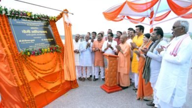 गोरखपुर में मुख्यमंत्री योगी आदित्यनाथ ने 20 करोड़ रुपये से विकसित चिलुआताल पर्यटन परियोजना का लोकार्पण किया। उन्होंने घोषणा की कि चिलुआताल को रामगढ़ताल की तर्ज पर ईको टूरिज्म, वाटर स्पोर्ट्स और 20 मेगावाट फ्लोटिंग सोलर एनर्जी हब के रूप में विकसित किया जाएगा। मुख्यमंत्री ने तालाबों के संरक्षण, स्वच्छता, पौधरोपण और योग अभियान पर जोर देते हुए नागरिकों से सार्वजनिक संपत्तियों की रक्षा तथा गोरखपुर को स्वच्छ, सुंदर और प्लास्टिक मुक्त बनाने का आह्वान किया।