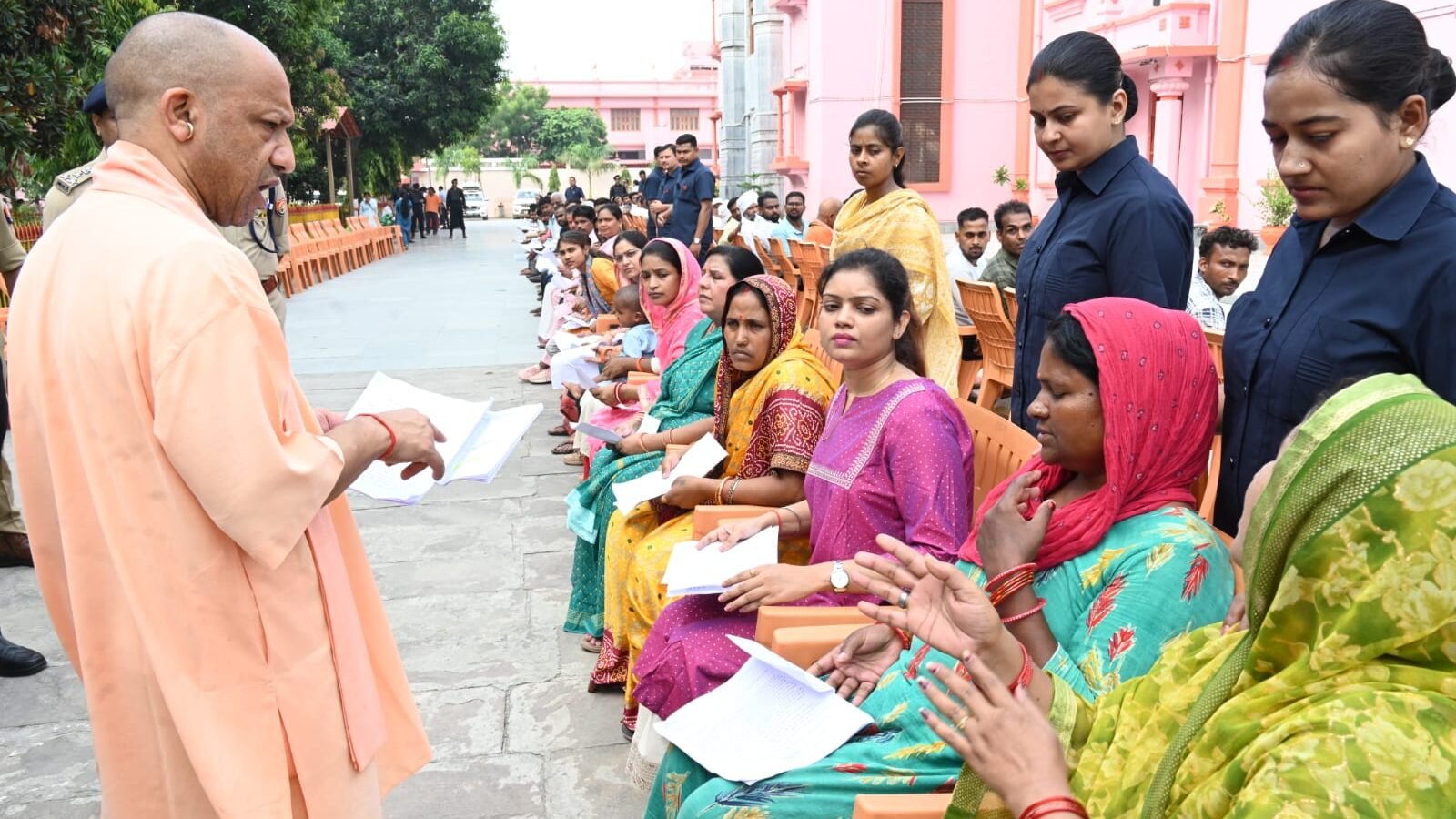 गोरखपुर में आयोजित जनता दर्शन में मुख्यमंत्री योगी आदित्यनाथ ने करीब 150 लोगों की समस्याएं सुनीं। भूमि विवादों से संबंधित शिकायतों पर उन्होंने अधिकारियों को सख्त कार्रवाई के निर्देश देते हुए कहा कि किसी भी स्तर की लापरवाही बर्दाश्त नहीं की जाएगी। मुख्यमंत्री ने पात्र लोगों के आयुष्मान कार्ड बनवाने और गंभीर रोगियों को आवश्यक आर्थिक सहायता उपलब्ध कराने का आश्वासन दिया। इस दौरान उन्होंने गोशाला में गोसेवा की तथा बच्चों से मिलकर उन्हें शिक्षा और प्रगति का आशीर्वाद दिया।