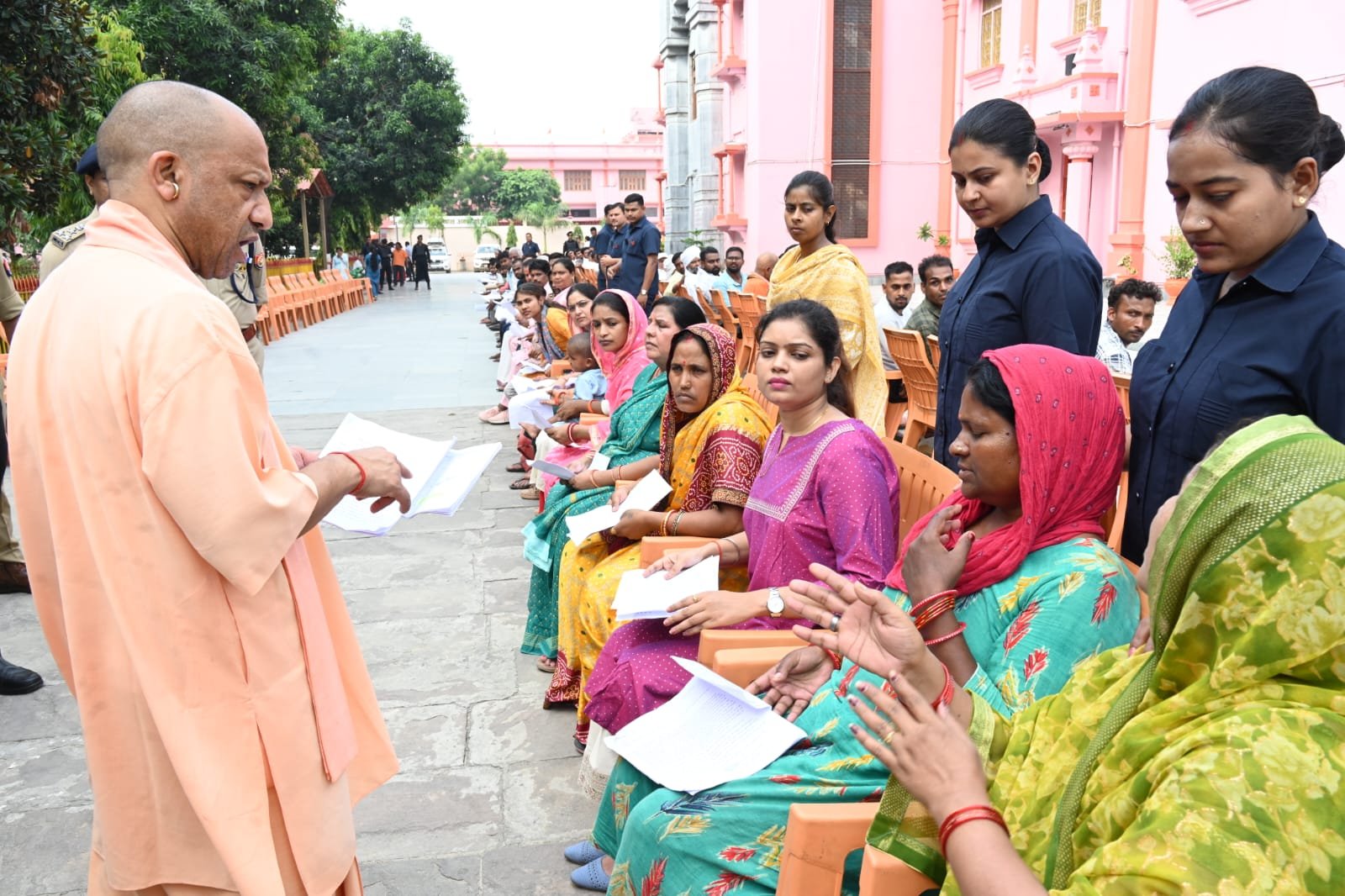 गोरखपुर में आयोजित जनता दर्शन में मुख्यमंत्री योगी आदित्यनाथ ने करीब 150 लोगों की समस्याएं सुनीं। भूमि विवादों से संबंधित शिकायतों पर उन्होंने अधिकारियों को सख्त कार्रवाई के निर्देश देते हुए कहा कि किसी भी स्तर की लापरवाही बर्दाश्त नहीं की जाएगी। मुख्यमंत्री ने पात्र लोगों के आयुष्मान कार्ड बनवाने और गंभीर रोगियों को आवश्यक आर्थिक सहायता उपलब्ध कराने का आश्वासन दिया। इस दौरान उन्होंने गोशाला में गोसेवा की तथा बच्चों से मिलकर उन्हें शिक्षा और प्रगति का आशीर्वाद दिया।
