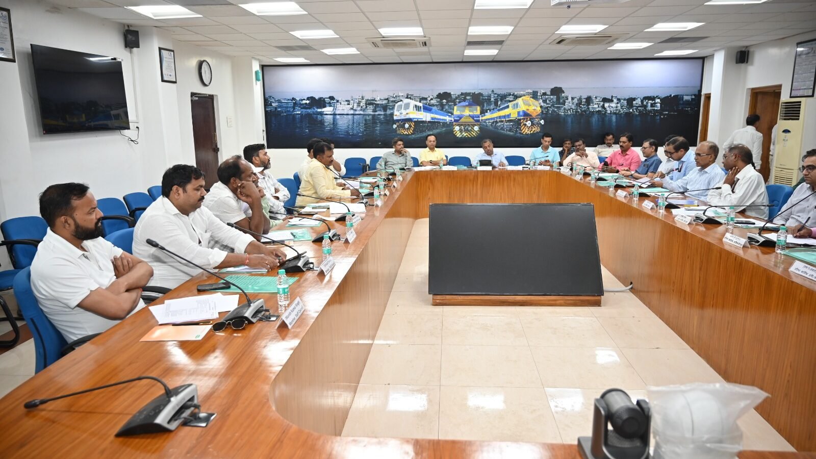 बनारस रेल इंजन कारखाना (बरेका) में कर्मचारी परिषद और प्रशासन के बीच महत्वपूर्ण बैठक आयोजित हुई। बैठक में कर्मचारी कल्याण, कार्यस्थल सुविधाओं और विभिन्न प्रशासनिक मुद्दों पर विस्तृत चर्चा की गई। प्रमुख मुख्य विद्युत इंजीनियर मनीष कुमार की अध्यक्षता में आयोजित बैठक में वरिष्ठ अधिकारियों ने परिषद द्वारा उठाए गए मुद्दों को गंभीरता से सुना और उनके समाधान के लिए सकारात्मक आश्वासन दिया। बैठक सौहार्दपूर्ण वातावरण में संपन्न हुई।