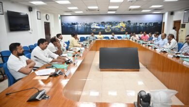बनारस रेल इंजन कारखाना (बरेका) में कर्मचारी परिषद और प्रशासन के बीच महत्वपूर्ण बैठक आयोजित हुई। बैठक में कर्मचारी कल्याण, कार्यस्थल सुविधाओं और विभिन्न प्रशासनिक मुद्दों पर विस्तृत चर्चा की गई। प्रमुख मुख्य विद्युत इंजीनियर मनीष कुमार की अध्यक्षता में आयोजित बैठक में वरिष्ठ अधिकारियों ने परिषद द्वारा उठाए गए मुद्दों को गंभीरता से सुना और उनके समाधान के लिए सकारात्मक आश्वासन दिया। बैठक सौहार्दपूर्ण वातावरण में संपन्न हुई।
