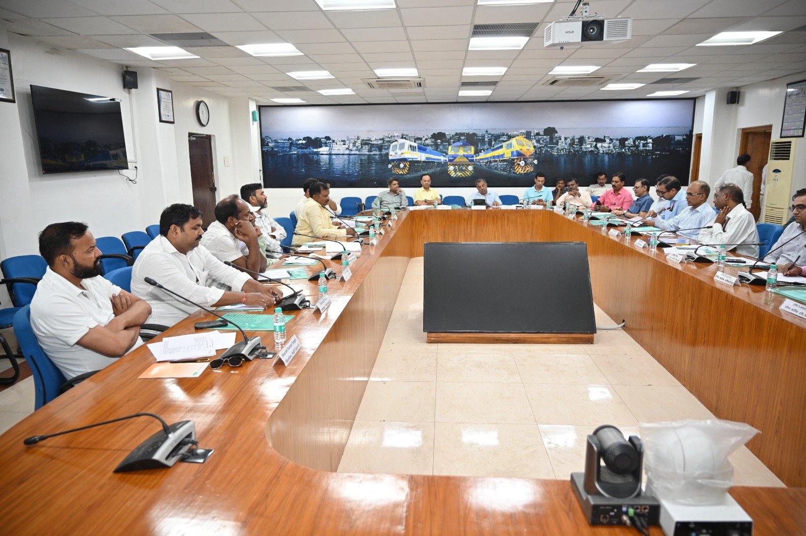 बनारस रेल इंजन कारखाना (बरेका) में कर्मचारी परिषद और प्रशासन के बीच महत्वपूर्ण बैठक आयोजित हुई। बैठक में कर्मचारी कल्याण, कार्यस्थल सुविधाओं और विभिन्न प्रशासनिक मुद्दों पर विस्तृत चर्चा की गई। प्रमुख मुख्य विद्युत इंजीनियर मनीष कुमार की अध्यक्षता में आयोजित बैठक में वरिष्ठ अधिकारियों ने परिषद द्वारा उठाए गए मुद्दों को गंभीरता से सुना और उनके समाधान के लिए सकारात्मक आश्वासन दिया। बैठक सौहार्दपूर्ण वातावरण में संपन्न हुई।