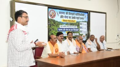 वाराणसी स्थित आईआईटी बीएचयू के केमिकल इंजीनियरिंग विभाग में आयोजित परिचर्चा एवं डॉक्यूमेंट्री शो में विशेषज्ञों ने वरुणा नदी की बिगड़ती स्थिति पर चिंता व्यक्त की। पूर्व निदेशक प्रो. सिद्धनाथ उपाध्याय ने बताया कि भदोही से काशी तक नदी का अस्तित्व और जल गुणवत्ता गंभीर संकट में है। वक्ताओं ने कहा कि सीवेज, नालों और अवजल के कारण वरुणा का प्रदूषण गंगा तक पहुंच रहा है। कार्यक्रम में नदी संरक्षण, जल गुणवत्ता सुधार और जनभागीदारी पर विशेष जोर दिया गया।