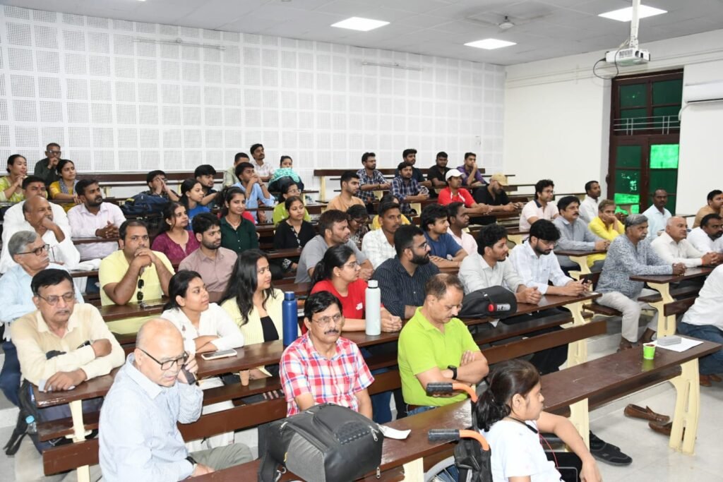 वाराणसी स्थित आईआईटी बीएचयू के केमिकल इंजीनियरिंग विभाग में आयोजित परिचर्चा एवं डॉक्यूमेंट्री शो में विशेषज्ञों ने वरुणा नदी की बिगड़ती स्थिति पर चिंता व्यक्त की। पूर्व निदेशक प्रो. सिद्धनाथ उपाध्याय ने बताया कि भदोही से काशी तक नदी का अस्तित्व और जल गुणवत्ता गंभीर संकट में है। वक्ताओं ने कहा कि सीवेज, नालों और अवजल के कारण वरुणा का प्रदूषण गंगा तक पहुंच रहा है। कार्यक्रम में नदी संरक्षण, जल गुणवत्ता सुधार और जनभागीदारी पर विशेष जोर दिया गया।