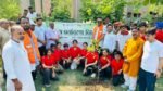 विश्व पर्यावरण दिवस के अवसर पर वाराणसी नगर निगम ने ‘एक पेड़ मां के नाम’ अभियान के तहत वृहद वृक्षारोपण कार्यक्रम का शुभारंभ किया। आदित्य नगर पोखरा में महापौर अशोक कुमार तिवारी, राज्य मंत्री हंसराज विश्वकर्मा और नगर आयुक्त हिमांशु नागपाल ने पौधरोपण कर पर्यावरण संरक्षण का संदेश दिया। नगर निगम ने इस वर्ष 30 हजार पौधे लगाने का लक्ष्य निर्धारित किया है। कार्यक्रम के बाद सरायनंदन वार्ड में नाला सफाई कार्यों का निरीक्षण भी किया गया।