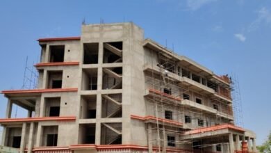 अयोध्या में मुख्यमंत्री योगी आदित्यनाथ की पहल पर 93.75 करोड़ रुपये की लागत से अत्याधुनिक अति विशिष्ट अतिथि गृह का निर्माण तेजी से जारी है। राम कथा पार्क के निकट विकसित हो रहे इस परिसर में मुख्यमंत्री ब्लॉक, आवासीय ब्लॉक, डार्मेट्री, सर्विस ब्लॉक, पार्किंग, सेंट्रल लॉन और वॉटर फाउंटेन जैसी आधुनिक सुविधाएं होंगी। नवंबर 2027 तक पूर्ण होने वाली यह परियोजना वीवीआईपी आवागमन की जरूरतों को पूरा करते हुए अयोध्या की पर्यटन एवं आतिथ्य क्षमता को नई पहचान देगी।