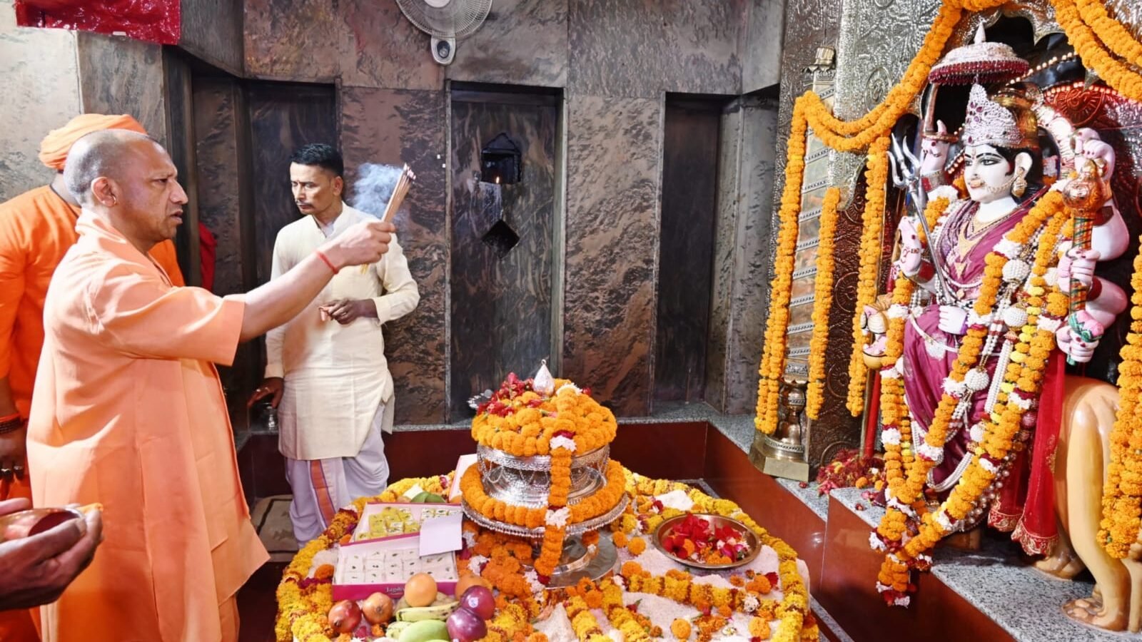 बलरामपुर के तुलसीपुर स्थित मां पाटेश्वरी शक्तिपीठ में मुख्यमंत्री योगी आदित्यनाथ ने दर्शन-पूजन कर प्रदेश की खुशहाली की कामना की। इसके बाद गोंडा जनसभा में पहुंचते ही ‘जय श्रीराम’ और ‘बुलडोजर बाबा’ के नारों से माहौल गूंज उठा। बड़ी संख्या में पहुंचे लोगों ने मुख्यमंत्री के विकास कार्यों और सुशासन मॉडल की सराहना की।