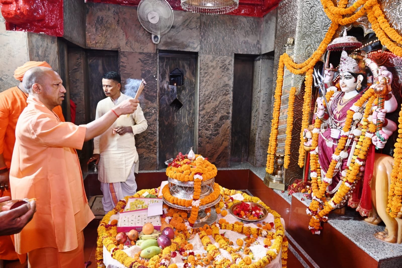 बलरामपुर के तुलसीपुर स्थित मां पाटेश्वरी शक्तिपीठ में मुख्यमंत्री योगी आदित्यनाथ ने दर्शन-पूजन कर प्रदेश की खुशहाली की कामना की। इसके बाद गोंडा जनसभा में पहुंचते ही ‘जय श्रीराम’ और ‘बुलडोजर बाबा’ के नारों से माहौल गूंज उठा। बड़ी संख्या में पहुंचे लोगों ने मुख्यमंत्री के विकास कार्यों और सुशासन मॉडल की सराहना की।