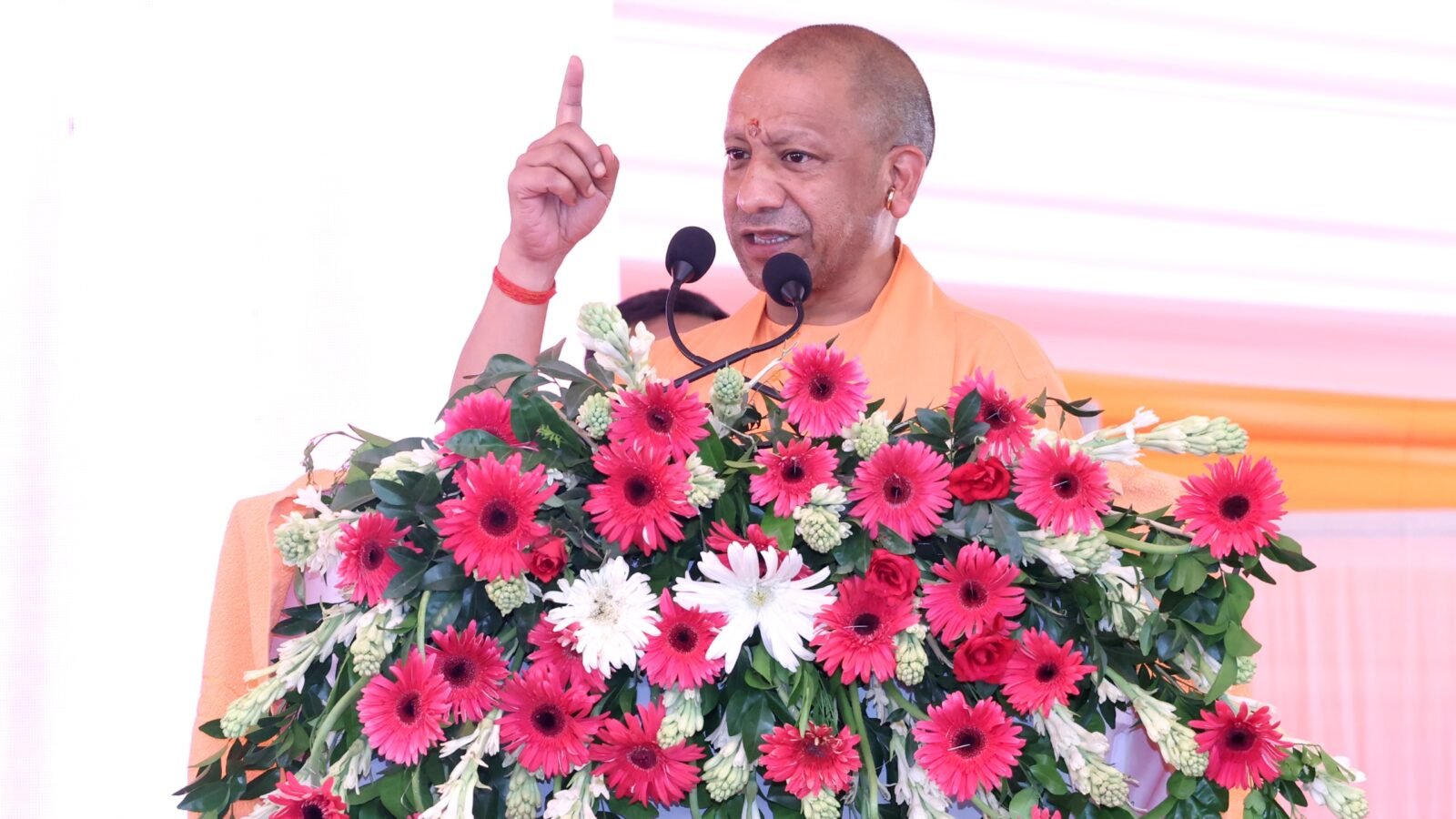 गोंडा दौरे पर मुख्यमंत्री योगी आदित्यनाथ ने 516 करोड़ रुपये की 262 विकास परियोजनाओं का लोकार्पण और शिलान्यास किया। उन्होंने कहा कि प्रदेश में अब दंगों, अराजकता और तुष्टिकरण की राजनीति के लिए कोई स्थान नहीं है। सीएम ने कानून व्यवस्था, राम मंदिर निर्माण, रोजगार, निवेश, प्राकृतिक खेती और जनकल्याणकारी योजनाओं का उल्लेख करते हुए कहा कि उत्तर प्रदेश आज विकास और सुशासन की नई पहचान बन चुका है। उन्होंने जनता से अच्छे जनप्रतिनिधियों को चुनने की अपील भी की।