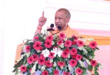 गोंडा दौरे पर मुख्यमंत्री योगी आदित्यनाथ ने 516 करोड़ रुपये की 262 विकास परियोजनाओं का लोकार्पण और शिलान्यास किया। उन्होंने कहा कि प्रदेश में अब दंगों, अराजकता और तुष्टिकरण की राजनीति के लिए कोई स्थान नहीं है। सीएम ने कानून व्यवस्था, राम मंदिर निर्माण, रोजगार, निवेश, प्राकृतिक खेती और जनकल्याणकारी योजनाओं का उल्लेख करते हुए कहा कि उत्तर प्रदेश आज विकास और सुशासन की नई पहचान बन चुका है। उन्होंने जनता से अच्छे जनप्रतिनिधियों को चुनने की अपील भी की।